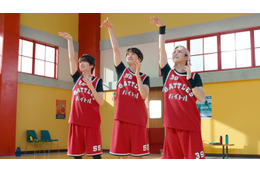 Snow Man深澤辰哉・佐久間大介・向井康二、お揃いバスケユニフォーム姿で新CM出演 華麗なシュートも披露 画像