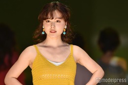 久住小春、オフショル×ミニスカ冬コーデで美肩＆美脚全開「色っぽい」「スタイル良すぎる」と反響 画像