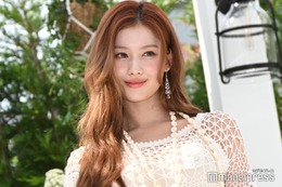 TWICEサナ、美ウエスト際立つカウガール風衣装姿 J.Y. Parkとの2ショットに「スタイルレベチ」「圧巻の美しさ」とファン悶絶 画像