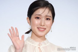 福本莉子、美脚際立つミニスカ姿 ピンヒール×薔薇ショットに「絵になる」「プリンセスみたい」と絶賛の声 画像