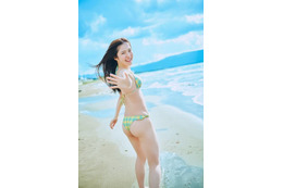 NGT48大塚七海、弾ける笑顔＆美ヒップが眩しい水着SHOT披露！等身大でナチュラルな魅力が光る