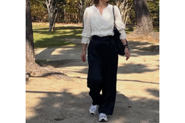 着こなしが洗練見えの秘訣。白シャツ×黒パンツで楽しむ大人のフレンチシック【40代の毎日コーデ】 画像