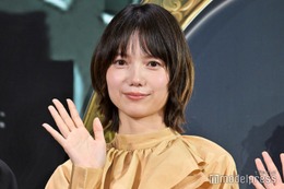 宮崎あおい、素肌輝くノースリワンピ姿にファン歓喜「癒された」「爽やかで素敵」 画像