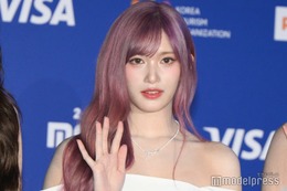 IVEイソ、ミニスカJK制服姿で美脚際立つ「学園のマドンナ」「オーラがすごい」と反響