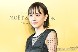 松井愛莉、膝上ミニワンピ×ロングブーツで美脚見せ「まっすぐで綺麗」「秋らしくて素敵」と反響