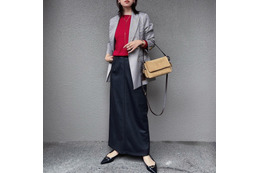 赤ニットが主役。柄ジャケット×タイトスカートの大人かっこいいオフィスコーデ【40代の毎日コーデ】