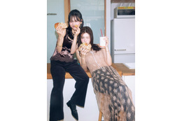 山下美月＆生見愛瑠、ホリデー気分なペア表紙 “共通の友人”の存在で「久しぶりな感じがしなかった」