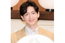 「髪切ってる！」松下洸平、コート姿のカメラ目線SHOTにファンうっとり「お肌もとーっても綺麗」 画像