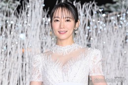 吉岡里帆、美デコルテ透ける純白ドレスで点灯式登場 クリスマスは毎年“人間ドック”も「今年は健康診断どころでは…」 画像