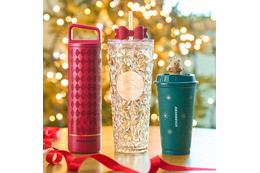 スタバ、ホリデー新作フード＆グッズ発表 “リボン付き”コールドカップタンブラーも登場【一覧】