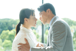 「匿名の恋人たち」小栗旬×ハン・ヒョジュがキス寸前「いい夫婦の日」記念新規カット4点解禁