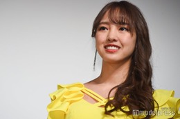 元モー娘。飯窪春菜、変形トップスで美背中開放「アートと一体化してる」「スタイルいい」の声 画像