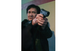 ジャッキー・チェンが吠え、SEVENTEENジュンが舞う　熱いバトル繰り広げる『シャドウズ・エッジ』アクション予告