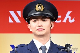 綱啓永、警察官姿で登場「お酒があったらどれだけよかっただろう」大物俳優との撮影振り返る 画像