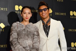 魔裟斗＆矢沢心、夫婦密着ショットに羨望の声「サプライズの花束すごい」「憧れる」 画像