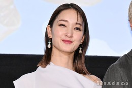 剛力彩芽、大胆スリットから色白美脚スラリ「スタイル抜群」「綺麗すぎる」と反響 画像