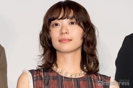 「あんぱん」鳴海唯、肩出しリブドレス姿に熱視線「ラインが綺麗すぎる」「絵になる」