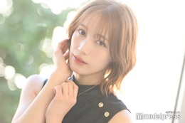 中村ゆりか、膝上ニットワンピから美脚見せ「思わず二度見」「色白でスタイル抜群」の声 画像