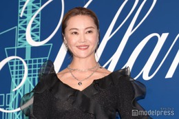 観月ありさ、素肌のぞく衣装姿に反響「見惚れる」「美しさが増してる」