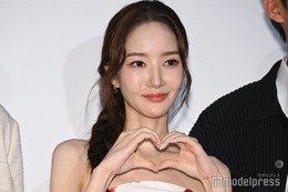 パク・ミニョン、ミニスカコーデで日本満喫「目立つ」「スタイルレベチ」と反響