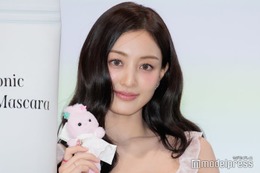 TWICEジヒョ、脚線美際立つ肌見せブラックコーデが話題「大人っぽくて見惚れる」「目が離せない」