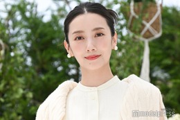 波瑠、素肌際立つノースリーブ姿披露「美しくてため息出る」「流石のスタイル」絶賛の声 画像