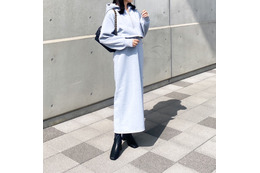 スウェットのカジュアルをきれいめに昇華！爽やかさ満点の着こなし【40代の毎日コーデ】