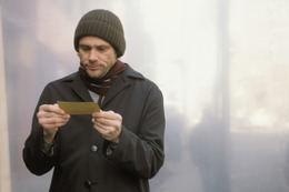 「あなたの記憶をすべて消し去りました」『エターナル・サンシャイン 4K』入場者特典は“記憶除去のお知らせ”がモチーフ