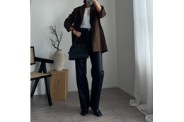 こなれ感たっぷりのレザーパンツが主役！今季流行のブラウンを合わせたクールな着こなし【40代の毎日コーデ】