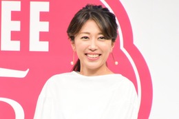 里田まい、ミニ丈から美脚スラリ「綺麗」「見たことないドレス」の声