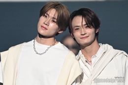 「両片想い」がバズリ中・DXTEEN大久保波留＆寺尾香信、頭コツンが可愛い オールホワイトコーデでスタイル際立つ【TGC広島2025】