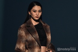 GENIC金谷鞠杏、オールバックヘアで「TGC広島」初ランウェイ ショートパンツからスラリ美脚【TGC広島2025】