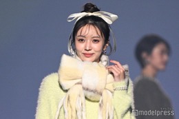 リボンに囲まれた小林由依に「反則級の可愛さ」と絶賛の声【TGC広島2025】