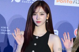 aespaカリナ、赤ニット×ミニボトム姿で美脚スラリ「クリスマスの天使」「圧倒的美」と反響 画像