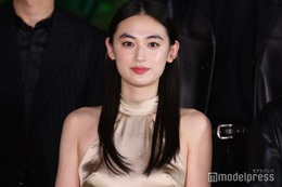 八木莉可子、美背中開放のノースリドレス姿「芸術作品のよう」「お肌が綺麗」の声