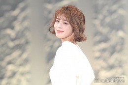 美人インフルエンサー「ママとペアルックみたいに」母親との2ショット公開「双子に見える」「親子でスタイル抜群」と反響 画像