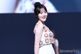 本田紗来、美脚スラリ白コーデでディズニー満喫 プラベショットに「可愛さ限界突破」「脚のライン綺麗」の声 画像