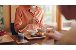 お育ちがバレます。「割り箸のお作法は？」年末年始の食事会で、覚えておきたいテーブルマナー