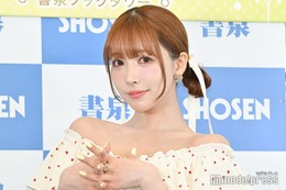 三上悠亜、ミニスカ美脚ショットに熱視線「見返り美人」「スタイル最高」