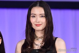 茅島みずき、シースルートップスで肌見せ 膝上ショーパンコーデに「脚長い」「透明感爆発」と反響