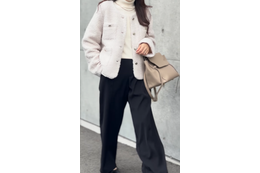 白のふわもこ素材を大人が着るなら……。 きれいな雰囲気をキープした冬らしいジャケットコーデ術【40代の毎日コーデ】