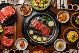 韓国発焼肉ブランド「KALBI SOCIAL CLUB」日本初上陸 漬けカルビや“振るキムチ”など提供