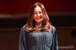 華原朋美「ベスト体重に戻しました」美肩輝くシースルーオフショル姿に反響「美しい」「ビジュ爆発」 画像