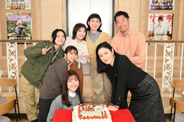 小雪＆元日向坂46佐々木美玲、バースデーサプライズに笑顔 上白石萌歌らが祝福【パンダより恋が苦手な私たち】 画像