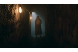 誰もいるはずのない廃墟の街に謎の老婆が…その正体は？『シェルビー・オークス』本編映像＆場面写真