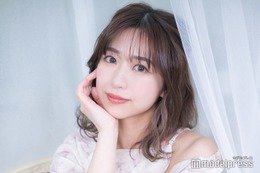 元AKB48メンバー、膝上ワンピ×ロングブーツで美脚披露 紅葉満喫コーデに「冬の最強コーデ」「萌え袖にキュン」と反響