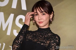 倉科カナ、ミニスカセットアップで魅せる美脚「異次元の美しさ」「脚長い」と絶賛の声