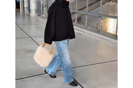 ファーを取り入れるなら小物もおすすめ。シンプルコーデに季節感とこなれ感を引き出す簡単テク 【40代の毎日コーデ】