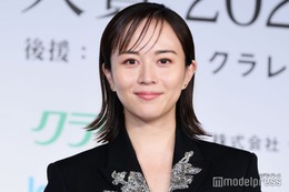 比嘉愛未、黒タイツで脚線美披露「大人の魅力」「スラッとしてて圧巻」と反響 画像