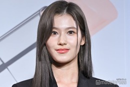 TWICEサナ、美デコルテ全開の純白ベアトップドレス姿「本物の女神」「完成された美貌」と悶絶の声 画像